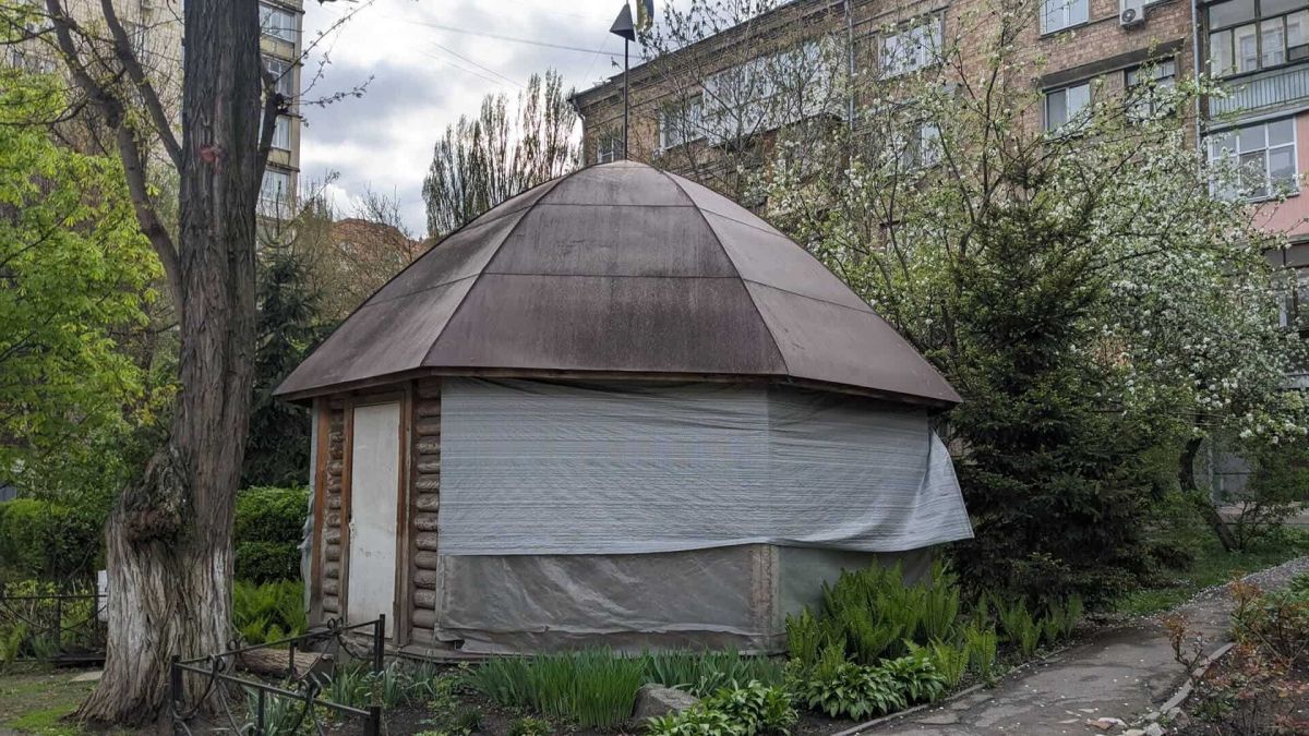 Невелика восьмигранна споруда з темним дахом та закритими вікнами