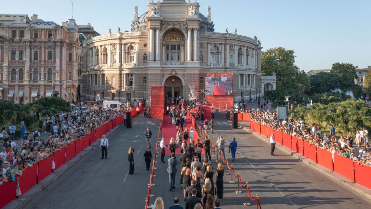 ОМКФ у Києві: 80 фільмів і ретроспектива Буковського Червона доріжка Одеського міжнародного кінофестивалю, гості та глядачі на відкритті
