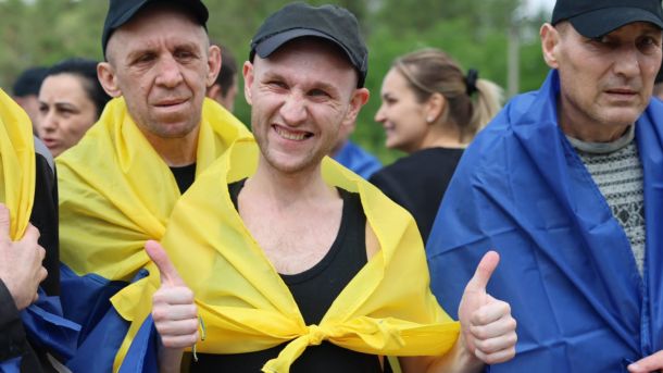 В Україну повернулися важкопоранені військовополонені, серед них — оборонці Маріуполя