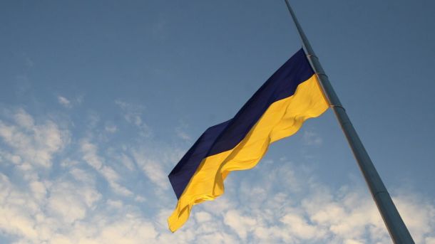 Сьогодні, 23 січня, головний прапор України приспустять через сніг