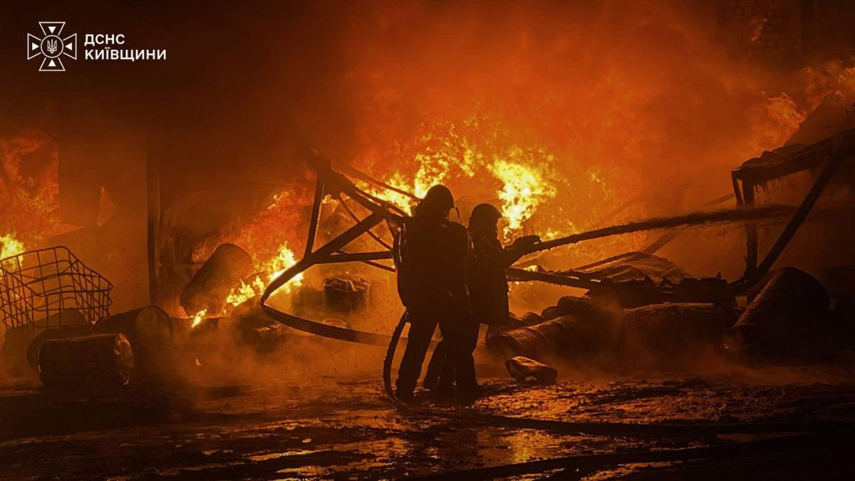 Атака на Київщину: травмовано сімох людей, пошкоджено 15 домоволодінь Двоє рятувальників ДСНС Київщини з рукавом серед полум’я на промисловому підприємстві в Бучанському районі вночі