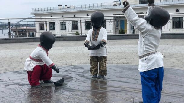 Малюків-засновників Києва одягнули у вишиванки до свята: Либідь — у сукні з віночком, Кий — у військових штанах