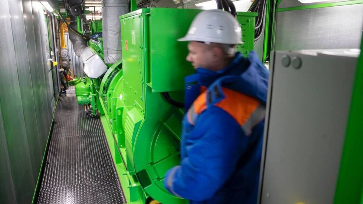 Працівник на когенераційній газопоршневій установці (міні-ТЕЦ). Ілюстративне фото