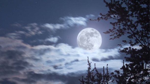 Повний місяці, на якому видно кратери