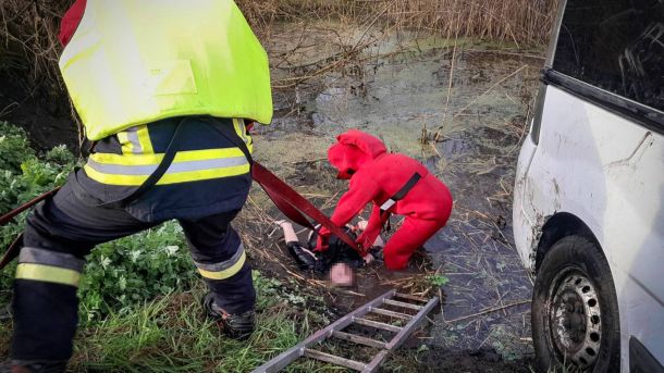Рятувальники ДСНС Київщини працюють на місці вилучення тіла з водойми у місті Березань Броварського району