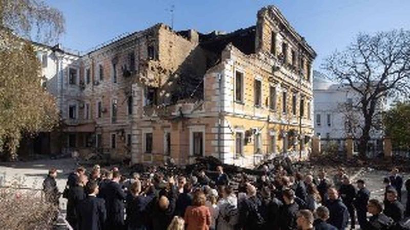 Головні новини Києва | Kyiv.News Делегація на місці влучання російського дрона в будівлю Національної академії наук у Києві, де загинули двоє людей