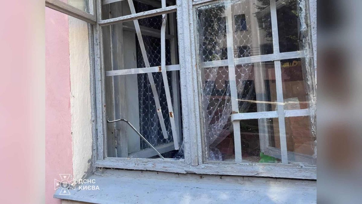 У Шевченківському районі рятувальники визволили малюка із закритої кімнати гуртожитку Рятувальники ДСНС Києва дістались до кімнати гуртожитку на вул. Винниченка, де зачинився дворічний хлопчик, розрізавши решітку на вікні