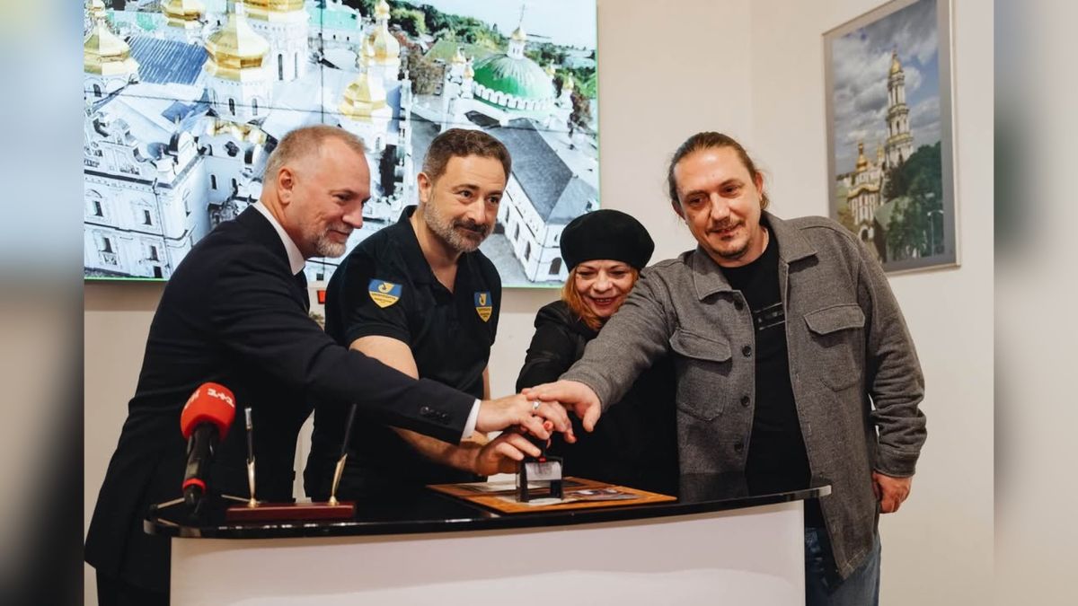 Учасники спецпогашення ставлять штемпель на ювілейний поштовий блок Укрпошти до 100-річчя Києво-Печерської лаври