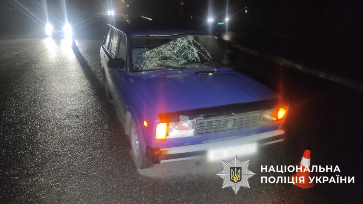 Синій автомобіль з розбитим лобовим склом