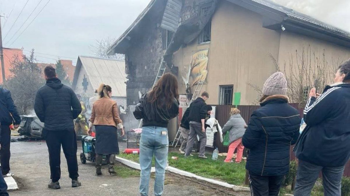 Пошкоджена будівля в Чабанах після влучання, люди та рятувальники на місці події