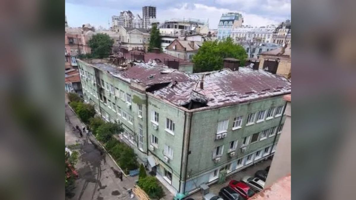 Інститут біохімії в Києві законсервував дах після удару Пошкоджений металевий дах будівлі Інституту біохімії в Києві після удару, вигляд згори