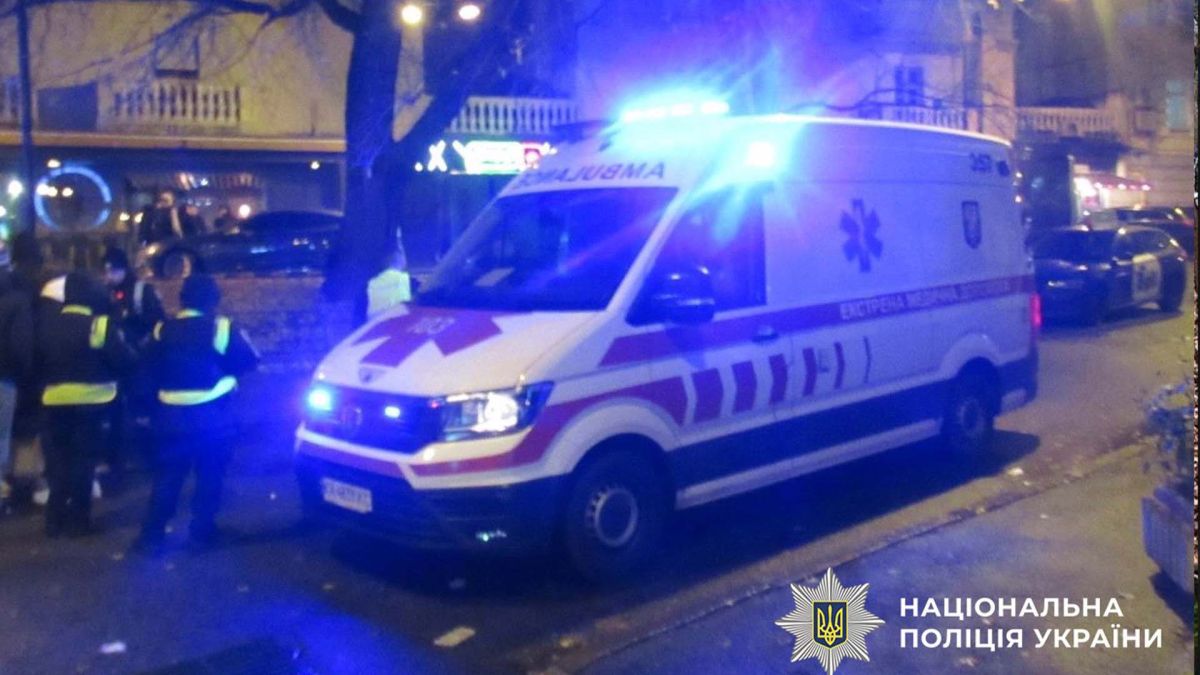 Машини швидкої допомоги та поліції на місці події в Голосіївському районі Києва під час стрілянини