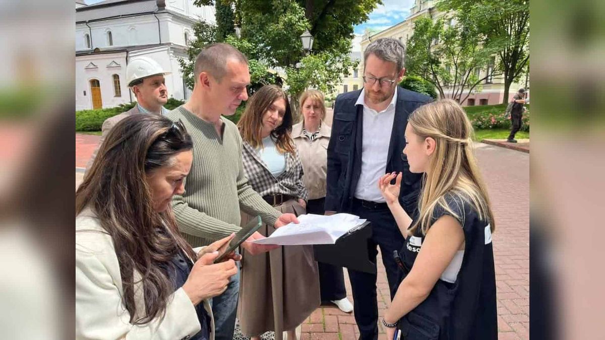 ЮНЕСКО підтримує реставрацію фресок і сейсмомоніторинг Софії Київської Національний заповідник «Софія Київська» за підтримки ЮНЕСКО проводить реставрацію прихованого живопису XVIII–XIX століть у Софійському соборі та вста