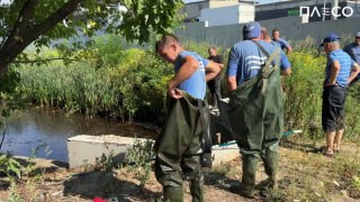 На річці Борщагівці відкачують емульсію: у 4 точках вода не відповідає нормі Фахівці КП «Плесо» відкачують забруднену емульсію з річки Борщагівки після ворожого обстрілу 5 серпня у Києві