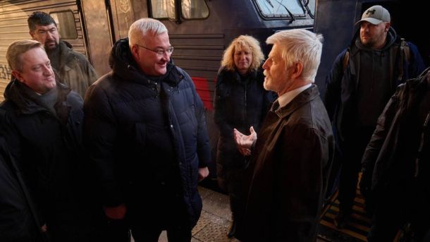 Київ отримає додаткові генератори та 80 бойлерів з Італії Президент Чехії Петро Павел на залізничному вокзалі в Києві. Його зустрічає, зокрема, очільник МЗС України Андрій Сибіга, 16 січня 2026 року