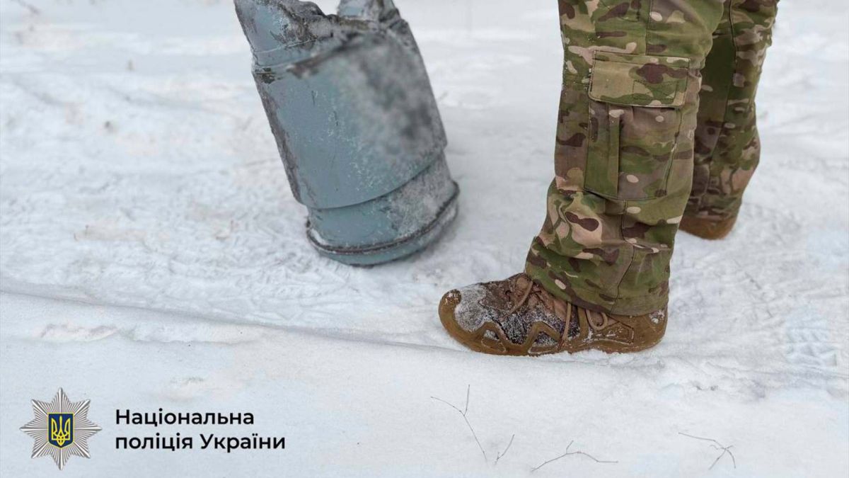 Поліцейський біля великого уламки російського дрона