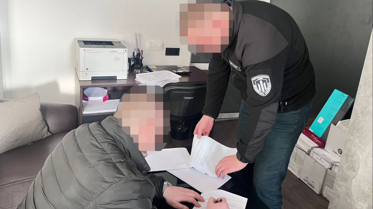Слідчі ДБР задокументували передачу хабаря за переведення військовослужбовців Нацгвардії на небойові посади