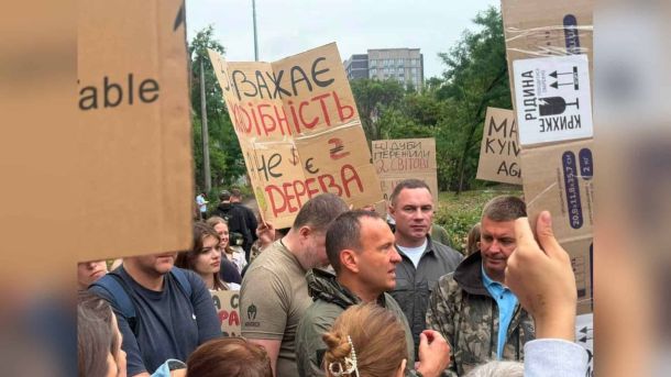 Близько 300 мешканців Теремків у Голосіївському районі Києва вийшли на протест 8 серпня проти вирубки дерев під будівництво резервної тепломережі. Акція дала результат: влада призупинила знесення зелених насаджень щонайменше до 12 серпня