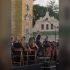 Головні новини Києва | Kyiv.News Диригентка та оперна співачка на сцені просто неба біля Успенського собору Києво-Печерської лаври, на фоні оркестр і глядачі