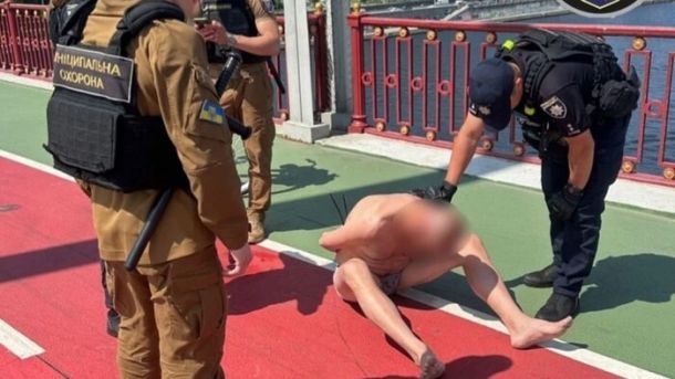 Спроба самогубства на Пішохідному мосту: чоловіка врятували муніципали Спроба самогубства на Пішохідному мосту: чоловіка врятували муніципали