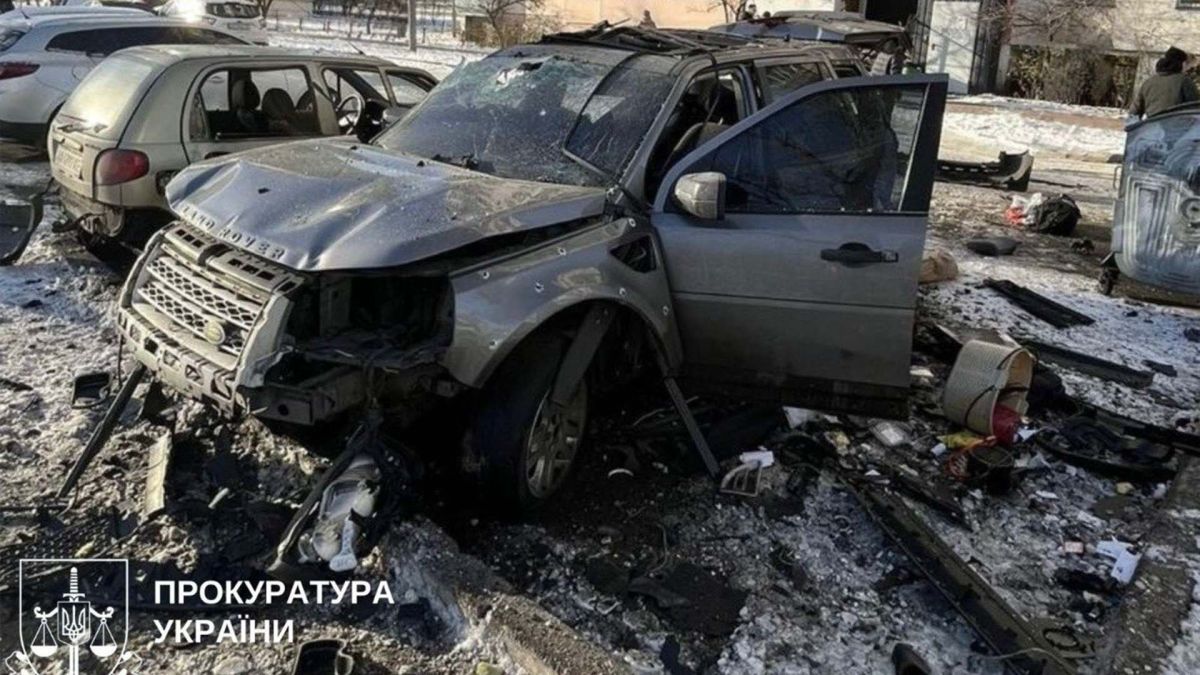 Оболонь: вибух автомобіля військовослужбовця кваліфікували як теракт Пошкоджений вибухом позашляховик, довкола якого розлетілися частини автомобіля