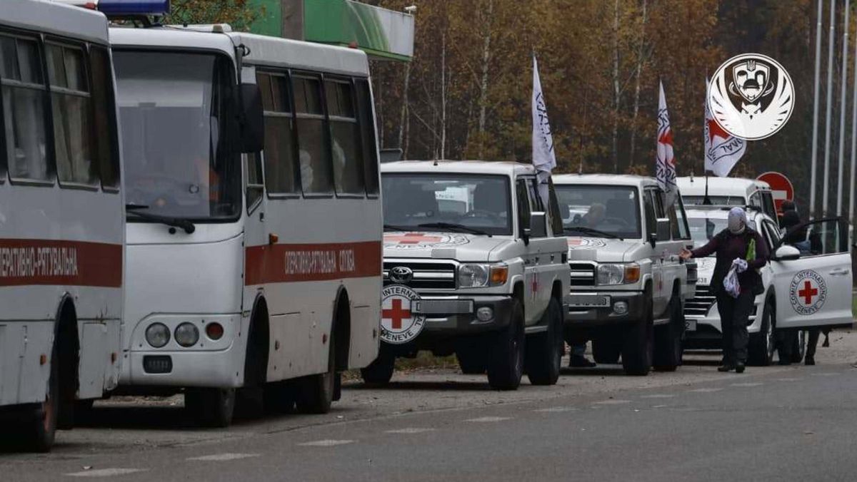 Колона транспортних засобів із символікою Червоного Хреста