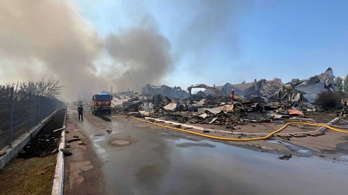 Рятувальники ДСНС гасять пожежу на місці знищеного логістичного комплексу DENKA LOGISTICS у селі Чайки після нічної російської атаки