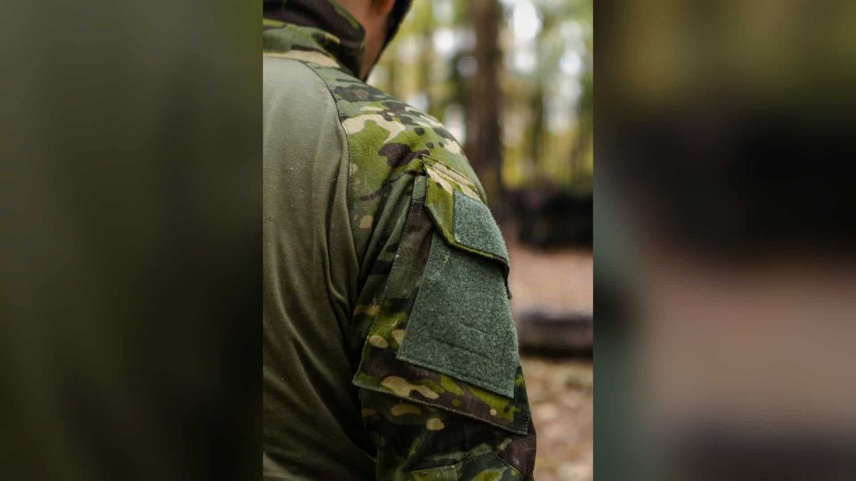 Військовослужбовець у камуфляжній формі з липучкою для шеврону на плечі, ілюстрація до справи про поставки для Нацгвардії