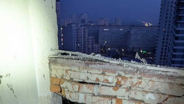 Будинок з дірою в стіні через атаку «Шахеда»