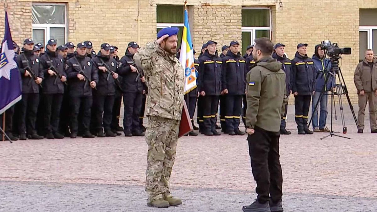 Зеленський вручає державні нагороди військовим, стоять на плацу восени в теплому одязі