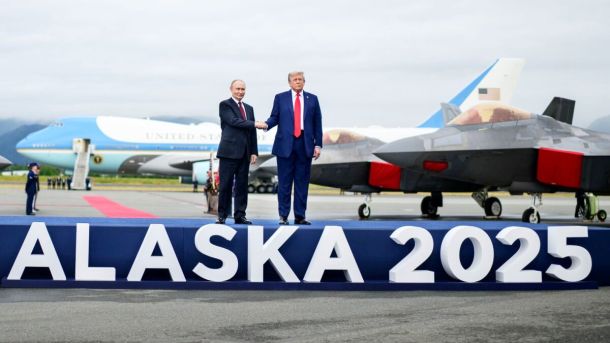 Біржова паніка в Азії — тарифи Трампа на Китай обвалили нафту, акції та юань Дональд Трамп і Володимир Путін на Алясці