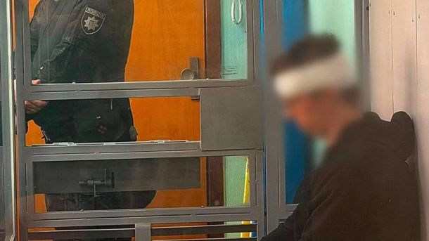 У Печерському районі затримали ймовірного закладника з 144 згортками наркотиків Подільський районний суд Києва взяв під варту 31-річного підозрюваного у вбивстві лікарки-хірурга під час ВЛК