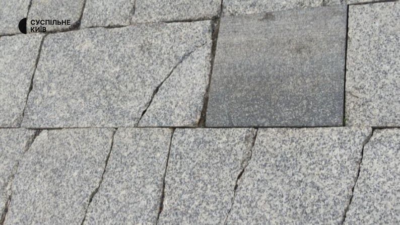 У Києві ремонтують плитку на Майдані Незалежності: усувають лише аварійні ділянки У Києві ремонтують плитку на Майдані Незалежності: усувають лише аварійні ділянки