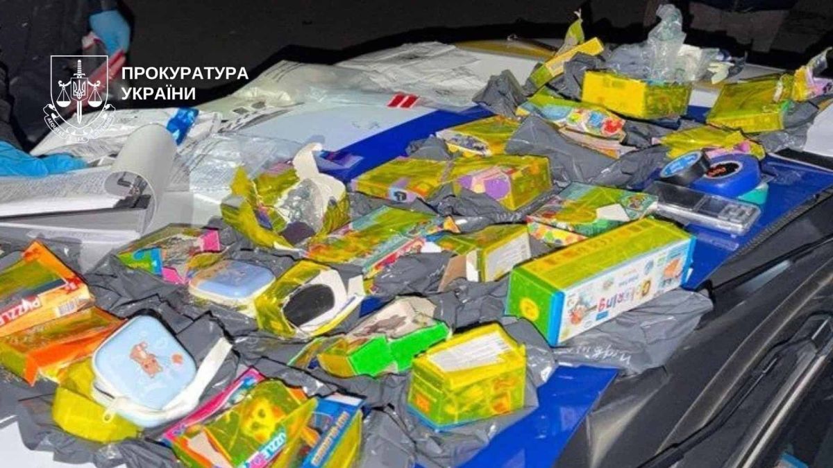 PVP і канабіс у дитячих пазлах: 39-річній киянці загрожує до 12 років Розпаковані коробки з дитячими пазлами й канцелярією, у яких, за версією слідства, ховали психотропи, на капоті поліцейського авто