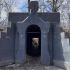Головні новини Києва | Kyiv.News Кам'яний вхід до підземної частини Флорівського некрополя на Замковій горі в Києві, оточений деревами