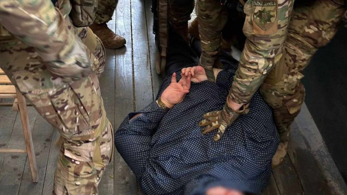 Троє підозрюваних шахраїв, затриманих поліцією Києва за вимагання 7 000 за фіктивне бронювання і виїзд за кордон для військовозобов'язаного