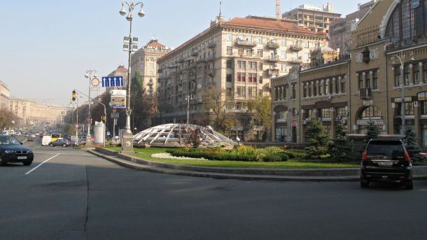 Бесарабська площа з центральною клумбою та історичною забудовою