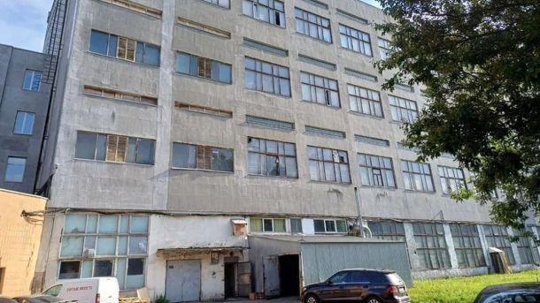 Мера Кличка помітили серед столичних забудовників під час приватної вечірки на Дніпрі зношена багатоповерхівка з пошкодженими вікнами та фасадом, вулиця Києва, відремонтовані автомобілі і зелень, зображення сучасного житлового будинку у місті Києві.