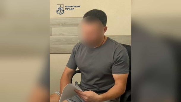 Судовий зал у Києві: 38-річного киянина засуджено на 7 років за шахрайство та вимагання 455 тисяч гривень у вдови загиблого військового