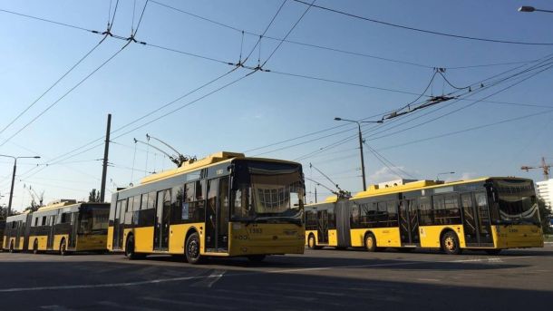 Декілька тролейбусів стоять на стоянці в ДЕПО