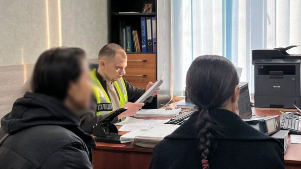 Готель «Дніпро» на Хрещатику: ліквідують пожежу (відео) Поліцейський і підозрювана