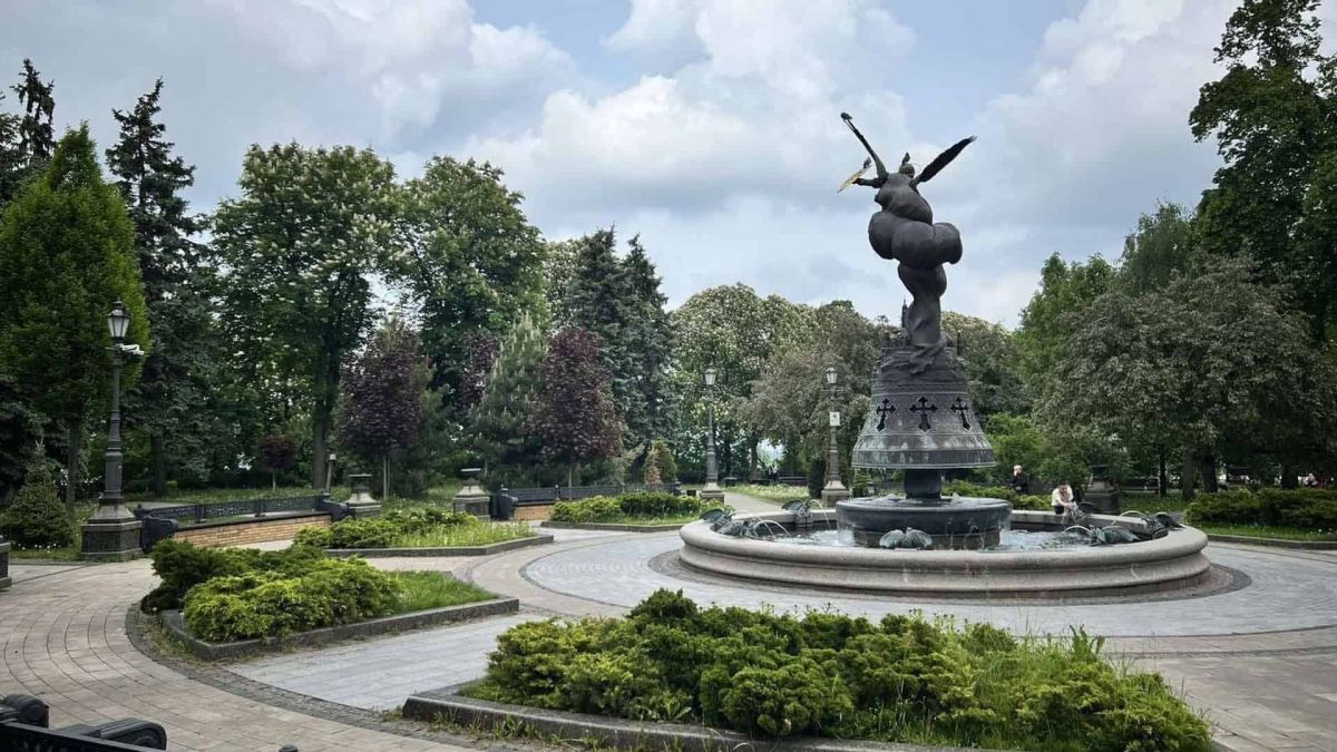 У парках і скверах Києва стартував сезон фонтанів Декоративний фонтан із скульптурною групою в одному з київських парків — старт сезону фонтанів у травні 2026 року