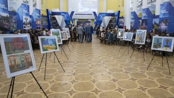 Учасники міського форуму PRO:Київ5 у великому залі з виставкою малюнків — захід присвячений людському капіталу, інноваціям та євроінтеграції Києва