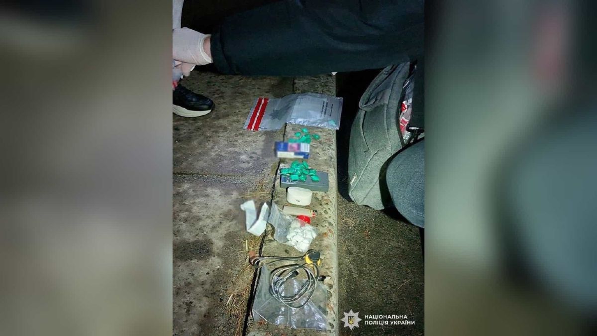 27-річного наркозакладника засудили на 10 років за збут психотропів у Києві Поліцейські Києва затримали 27-річного чоловіка з 55 згортками психотропу Альфа-PVP на вулиці Георгія Гонгадзе — суд призначив 10 років ув'язнення