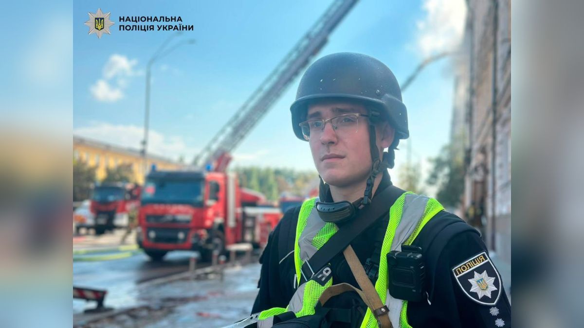Поліцейські та рятувальники працюють на місці удару дрона по будівлі у Шевченківському р-ні Києва: одна загибла, 10 поранених