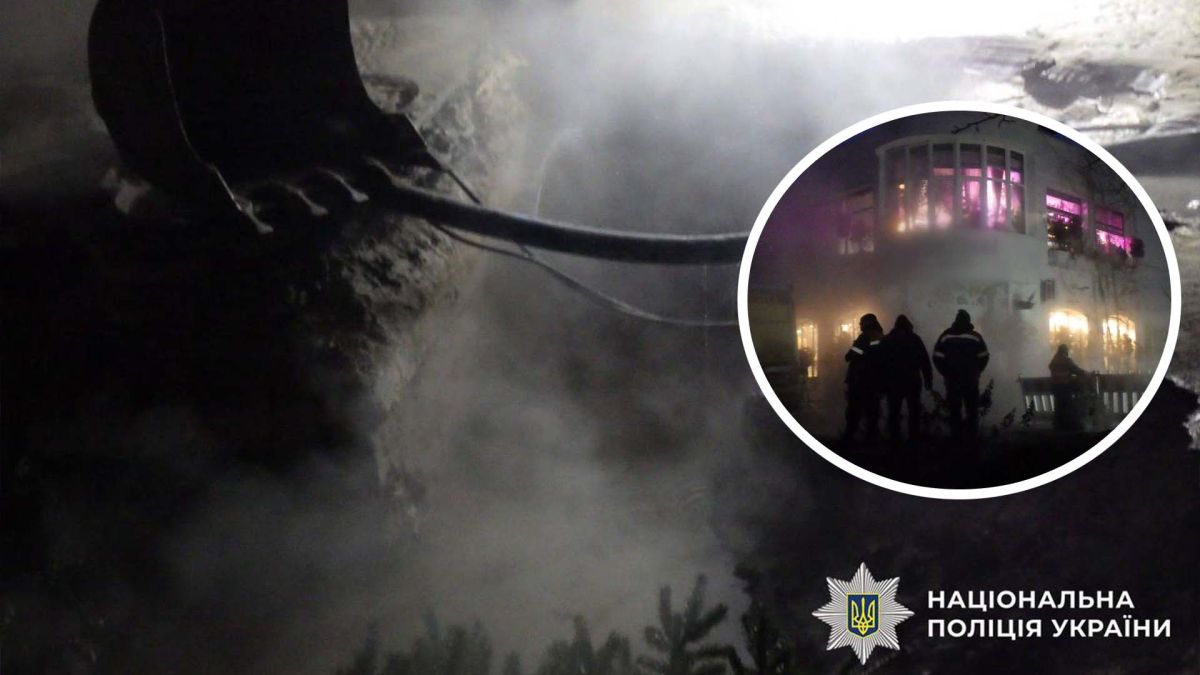 Розкопане екскаватором місце, в якому окріп та рятувальники (фотоколаж)