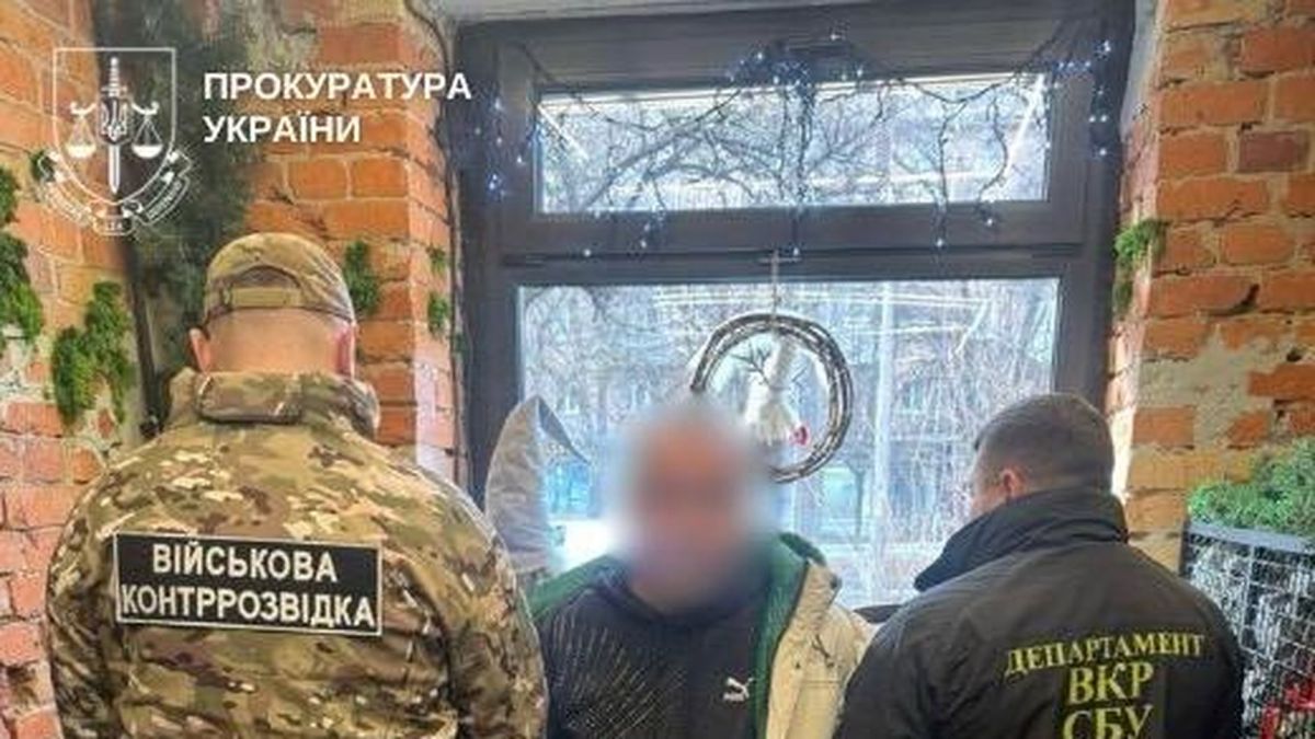 У Києві затримали шахрая, який продавав відстрочку від мобілізації за $6000 Співробітники СБУ та Військової контррозвідки затримують підозрюваного у Києві