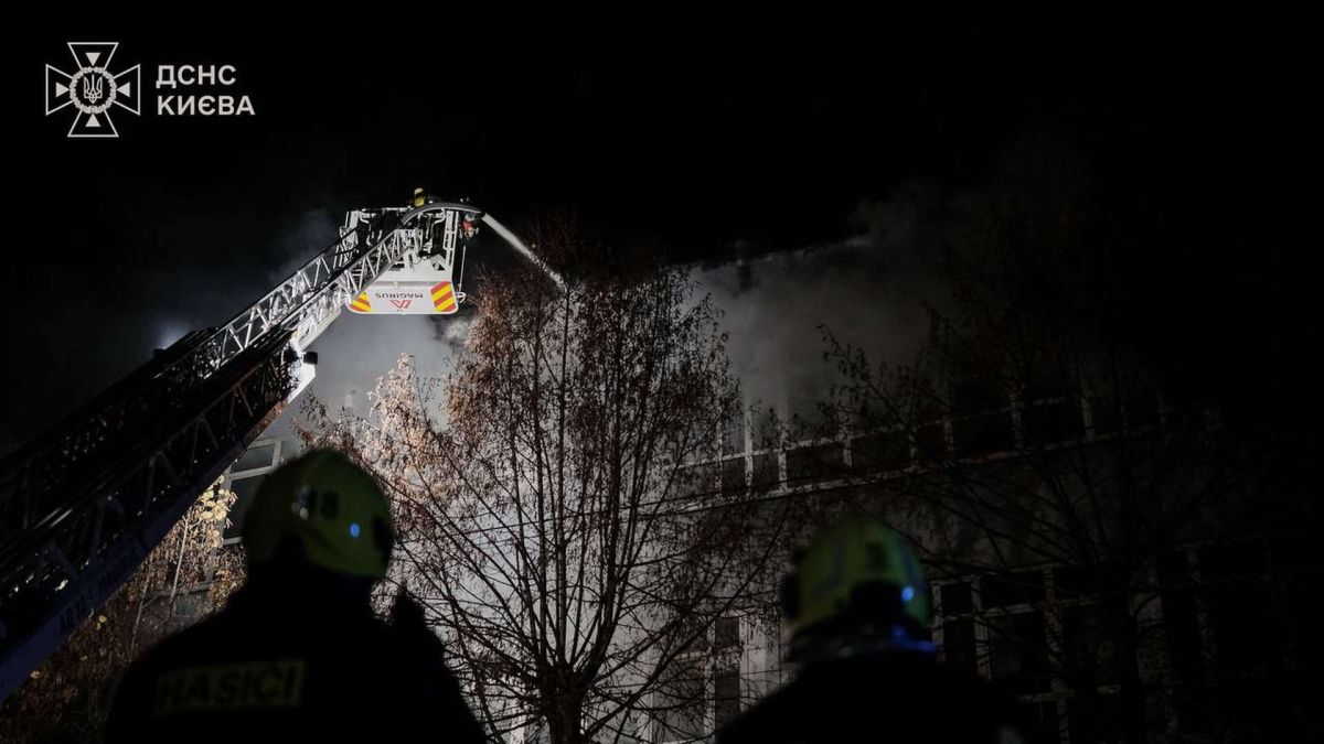 У Києві горіла офісна будівля на Олекси Тихого: пожежу площею 700 м² ліквідували Пожежники гасять пожежу на даху будівлі вночі