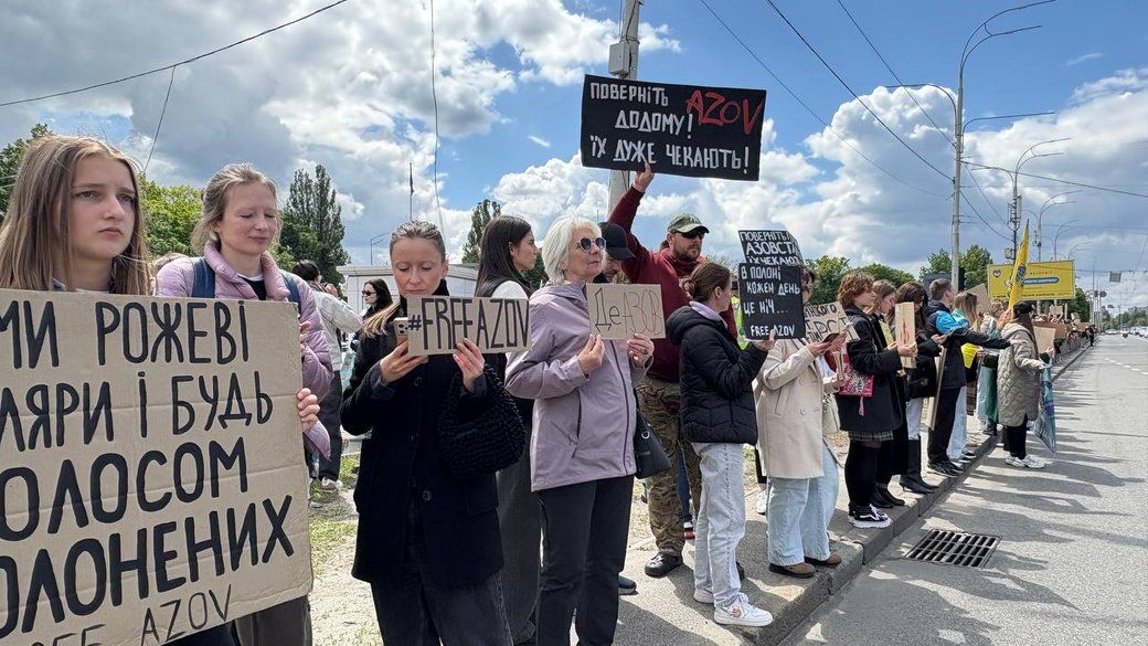 На Подолі 19 жовтня проведуть акцію на підтримку військовополонених і зниклих безвісти Група людей з плакатами стоїть уздовж дороги під час протестної акції в сонячний день