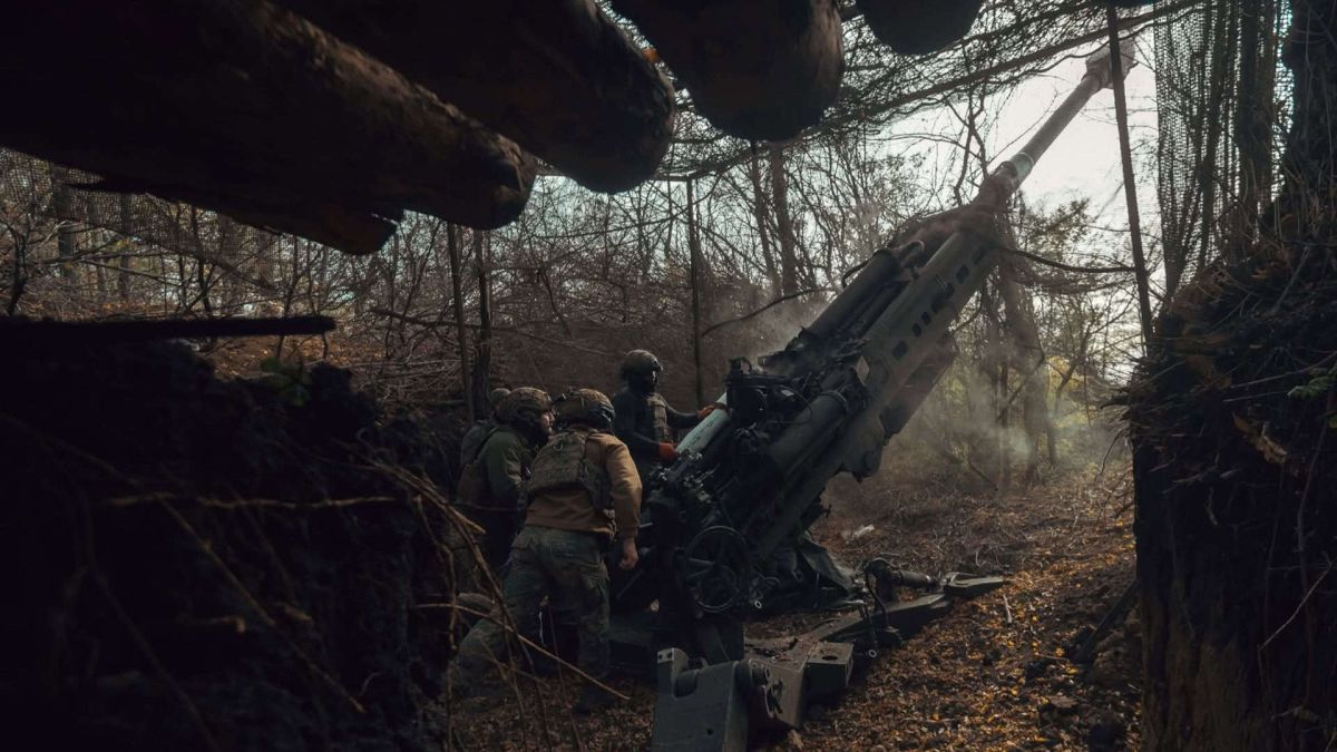 Українські військові на бойовій позиції десь в лісосмузі роблять постріл з бойової машини